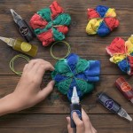 Kit de teinture à nouer 18 couleurs, avec 12 sacs vierges à cordon de serrage, teinture en tissu pour femmes, hommes, avec élastiques, gants, film plastique et nappes pour famille, amis, groupes, fournitures de fête